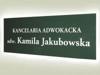 Zewnętrzna tablica informacyjna kancelarii adwokackiej